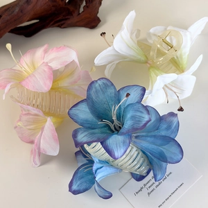 Detailansicht der Lilienblüten-Haarklammern mit Seidenblättern und Staubgefäßen