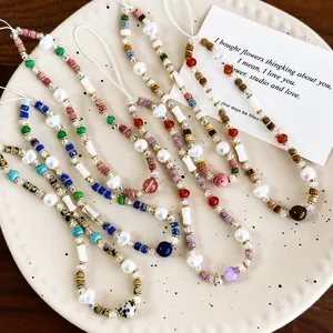 Colgantes de móvil estilo bohemio con piedras naturales y perlas en bandeja