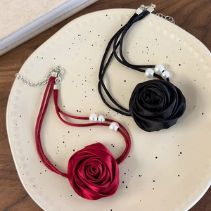 Elegantes Rosen-Choker-Set in Rot und Schwarz aus Satin mit Perlen und verstellbarer Kette