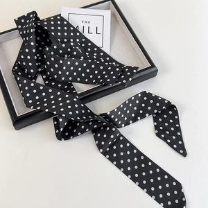 Foulard étroit en soie à pois noirs et blancs pour cou ou décoration de sac