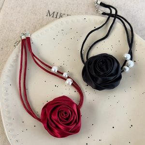 Eleganter Rosen-Choker aus Satin mit Perlen in Burgunderrot und Schwarz für Damen