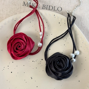 Elegantes Rosen-Chokerhalsband aus Satin mit Perlenakzenten und verstellbarer Kette in zwei Farben