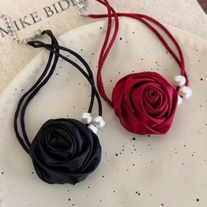 Detailansicht handgefertigter Satin-Rosen-Choker mit eleganten Perlen für Damen