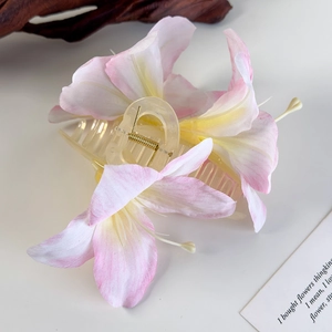 Detailansicht der hochwertigen rosa Lilien-Haarklammer mit transparentem gelbem Sockel