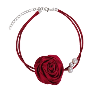 Elegantes Halsband mit roter Stoffrose, weißen Perlen und verstellbarer Kette