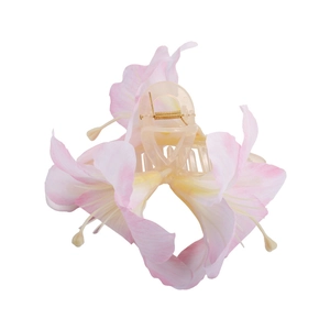Haarklammer mit rosa Lilienblüten und Farbverlauf für elegante Frisuren der Damen