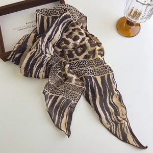 Dettaglio di sciarpa vintage con stampe leopardo e zebra in tessuto chiffon trasparente