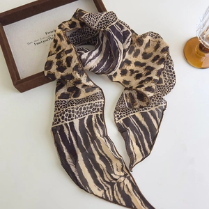 Dettaglio della sciarpa lunga in seta con stampe leopardate e zebrate e tessuto trasparente