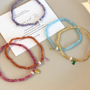 Bracelets en perles de cristal colorées avec perles d'eau douce et breloques