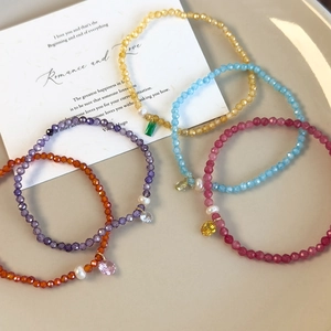 Bracelets en perles de cristal colorées avec breloques perles sur plateau