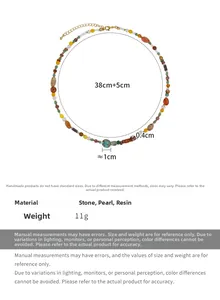 Vue détaillée du collier de perles multicolores en pierre et résine avec dimensions précises