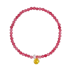 Bracelet en perles de cristal colorées avec perle et pendentif en pierre jaune sur fond blanc
