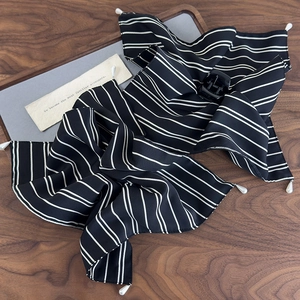 Eleganter schwarz-weiß gestreifter Bogen-Haarclip mit Perlenanhängern und Satin-Textur