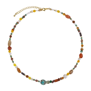 Collier bohème avec perles de culture, pierres naturelles et fermoir doré sur fond blanc