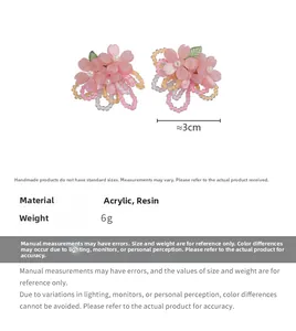Détail des boucles d'oreilles fleur rose avec pompons perlés et dimensions de 3cm