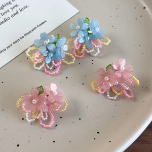 Boucles d'oreilles fleurs roses avec perles pour un look de vacances bohème et frais