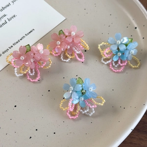 Boucles d'oreilles fleurs roses et bleues faites main avec perles et feuilles