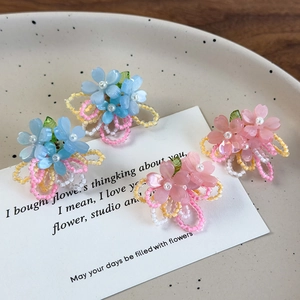 Boucles d'oreilles fleurs faites à la main en rose et bleu avec accents de perles