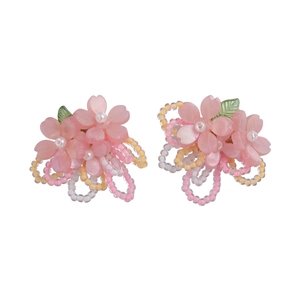 Boucles d'oreilles fleurs en résine rose avec perle et anneau décoratif de perles colorées