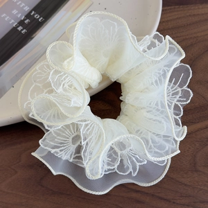 Detail von beige Organza-Scrunchie mit Blumenstickerei und zweilagigen Falten