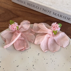Boucles d'oreilles élégantes avec pétales en mousseline rose et détails de perles