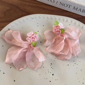 Élégantes boucles d'oreilles en pétales de mousseline rose avec perles pour femme