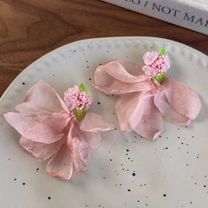 Boucles d'oreilles pétales roses doux avec feuilles vertes et perles centrales