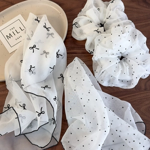 Chouchous et foulards élégants en mousseline blanche avec pois noirs et nœuds