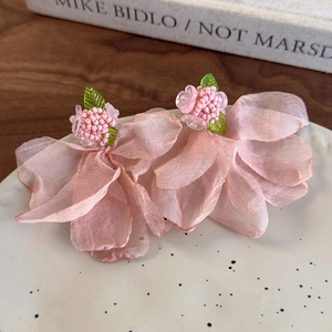 Détails de boucles d'oreilles pétales de fleurs en mousseline rose avec perles