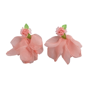 Élégantes boucles d'oreilles en mousseline rose avec feuilles pour vacances d'été