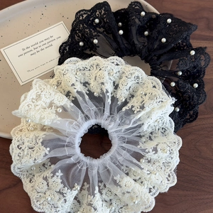 Chouchous élégants en dentelle florale oversize avec perles blanches en noir et beige