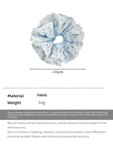 Vue détaillée du chouchou floral bleu, diamètre de 16 cm et poids de 54 grammes