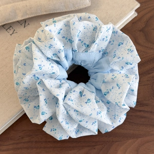 Chouchou floral bleu avec volants élégants pour chignons et accessoires de coiffure femme