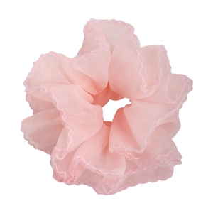Chouchou en organza plissé rose avec bords volantés et design doux de style sucré