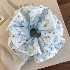 Chouchou bleu à motif floral haute élasticité pour coiffures et chignons élégants
