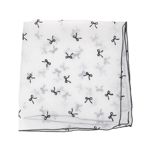 Détail du foulard à cheveux en résille blanche avec motifs nœuds noirs et bordure fine
