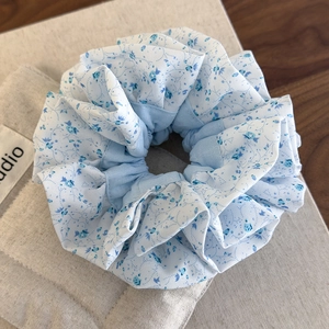 Chouchou bleu clair à motif floral pour coiffures élégantes et queues de cheval