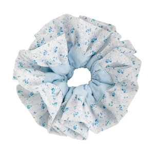 Chouchou fleuri bleu et blanc en tissu extensible pour coiffures de chignon élégantes