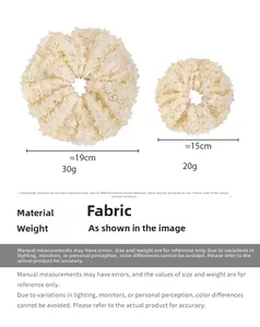 Comparaison de taille de chouchous en dentelle avec détails en maille florale de 19 et 15 cm
