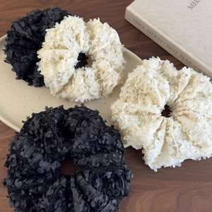 Lot de quatre chouchous élégants en dentelle florale noire et crème pour cheveux