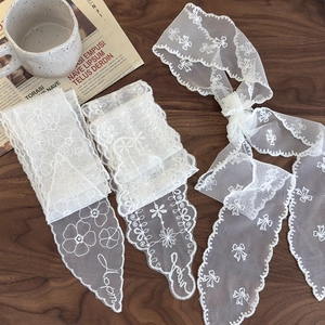 Ruban à cheveux en dentelle blanche avec broderies de fleurs et nœuds sur bois rétro