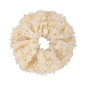 Chouchou élégant en dentelle blanc crème avec texture de pétales 3D sur fond blanc uni