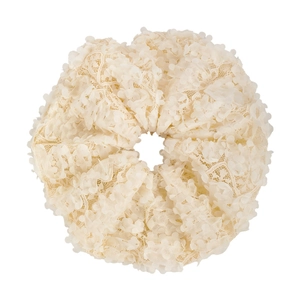 Détail d'un chouchou en dentelle crème avec pétales de fleurs 3D et bande élastique