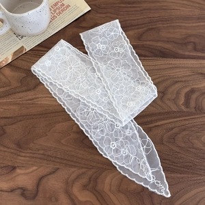Détail du ruban à cheveux en dentelle blanche avec broderie florale et texte Love