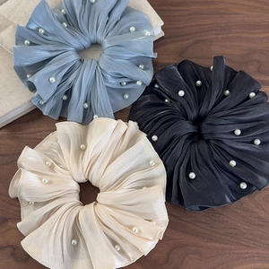 Trois chouchous élégants en satin plissé avec perles en bleu, noir et or pour femmes