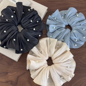 Trois chouchous en satin haut de gamme avec perles en noir, bleu et crème soyeux