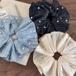 Lot de trois chouchous en satin avec perles en noir bleu et beige sur bois