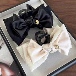 Eleganti fermagli per capelli con fiocchi in raso e pizzo in nero e beige con oro