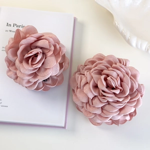Pinces à cheveux en tissu rose avec pétales en mousseline et design floral élégant