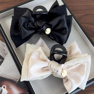 Pinze per capelli a fiocco in raso a doppio strato in nero e beige con charm oro